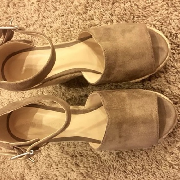 Tan espadrille wedge sandals - Picture 4 of 5